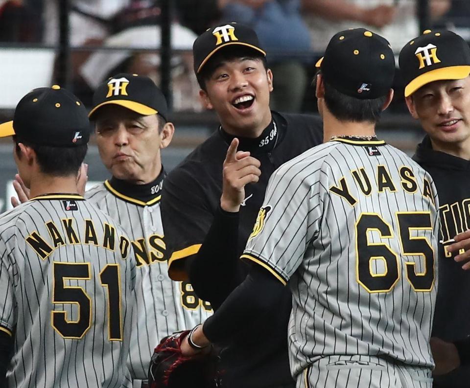 　湯浅（６５）を笑顔で迎える才木（中央）＝１１日