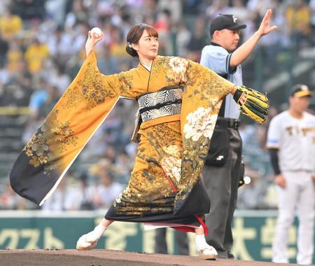 　始球式で投球する丘みどり（撮影・高部洋祐）