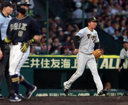 　４回、村上は中川圭に適時打を打たれ先制点を奪われる（撮影・山口登）