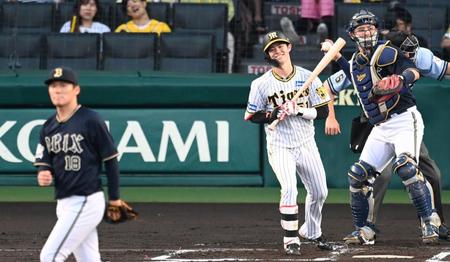 　１回、山本の前に見逃し三振に倒れる中野（撮影・飯室逸平）