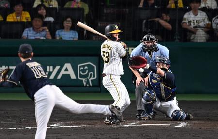 　７回、死球を受ける前川（撮影・飯室逸平）