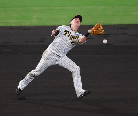　８回、渡辺諒は茶野の飛球を落球する（撮影・坂部計介）