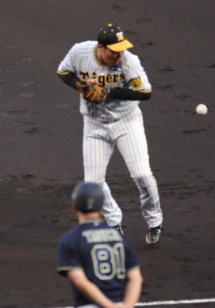 　４回、宗の打球を後逸する大山（撮影・坂部計介）