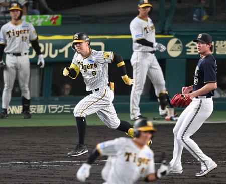 　９回、代打で出場するも二ゴロに倒れる佐藤輝（撮影・飯室逸平）