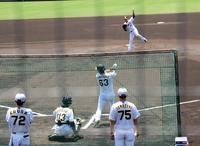 　シート打撃で板山と対戦する岩貞