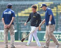 　試合前、阪神園芸スタッフとマウンドの状態をチェックする村上（撮影・高部洋祐）