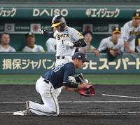 　７回、内野安打で出塁する坂本（一塁手・頓宮）＝撮影・飯室逸平