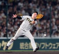 　８回、渡辺諒は茶野の飛球を落球する（撮影・山口登）