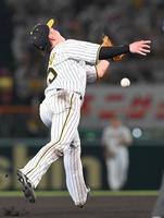 　８回、渡辺諒は茶野の飛球を落球する（撮影・高部洋祐）