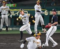 　９回、代打で出場するも二ゴロに倒れる佐藤輝（撮影・飯室逸平）