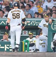 　５回、前川（58）が三振に倒れ、ベンチで厳しい表情を見せる岡田監督（中央）＝撮影・高部洋祐