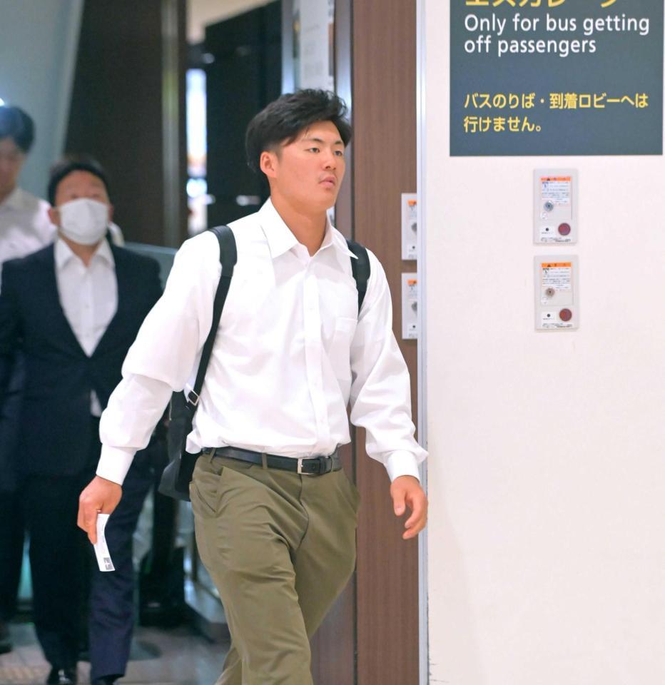 　搭乗口へと向かう前川（撮影・立川洋一郎）　