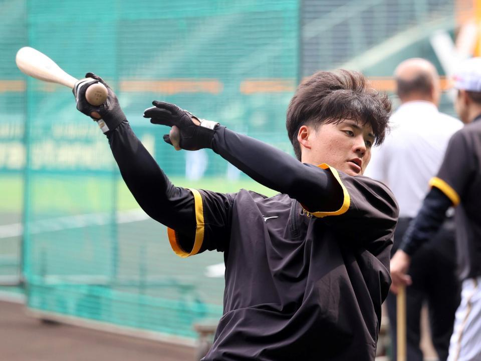 　バットを振り込む前川（撮影・山口登）