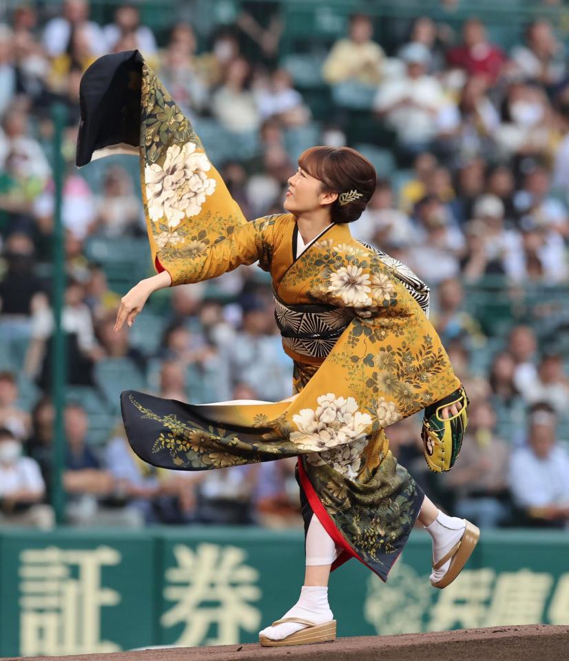 　始球式をする丘みどり（撮影・山口登）