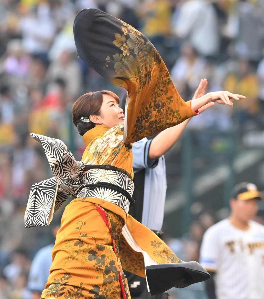 　始球式で投球する丘みどり（撮影・高部洋祐）