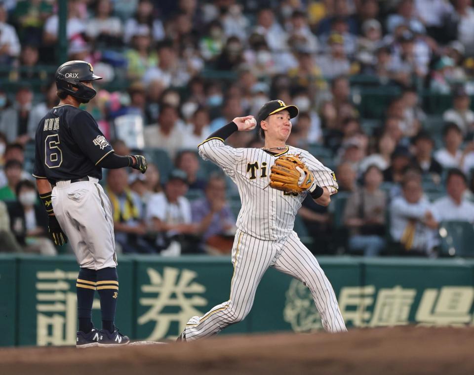 　４回、渡辺諒は頓宮の打球を捕球し二塁への送球が悪送球になる（撮影・山口登）