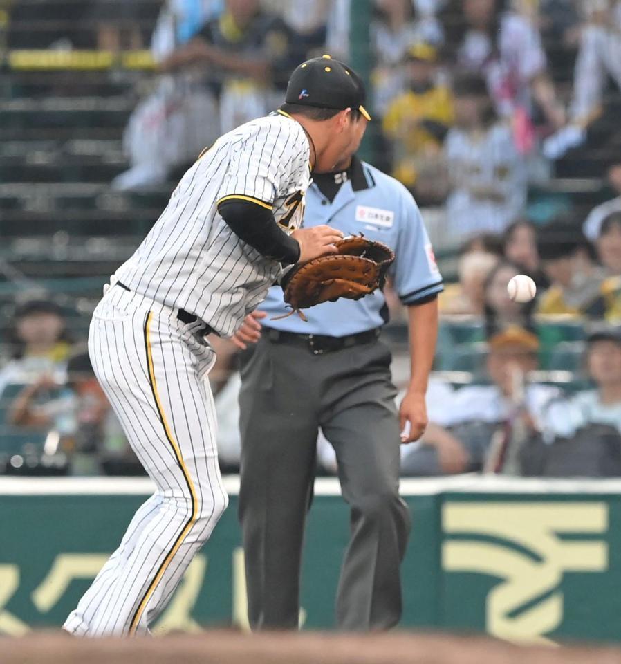 　４回、宗の打球をファンブルする大山（撮影・高部洋祐）