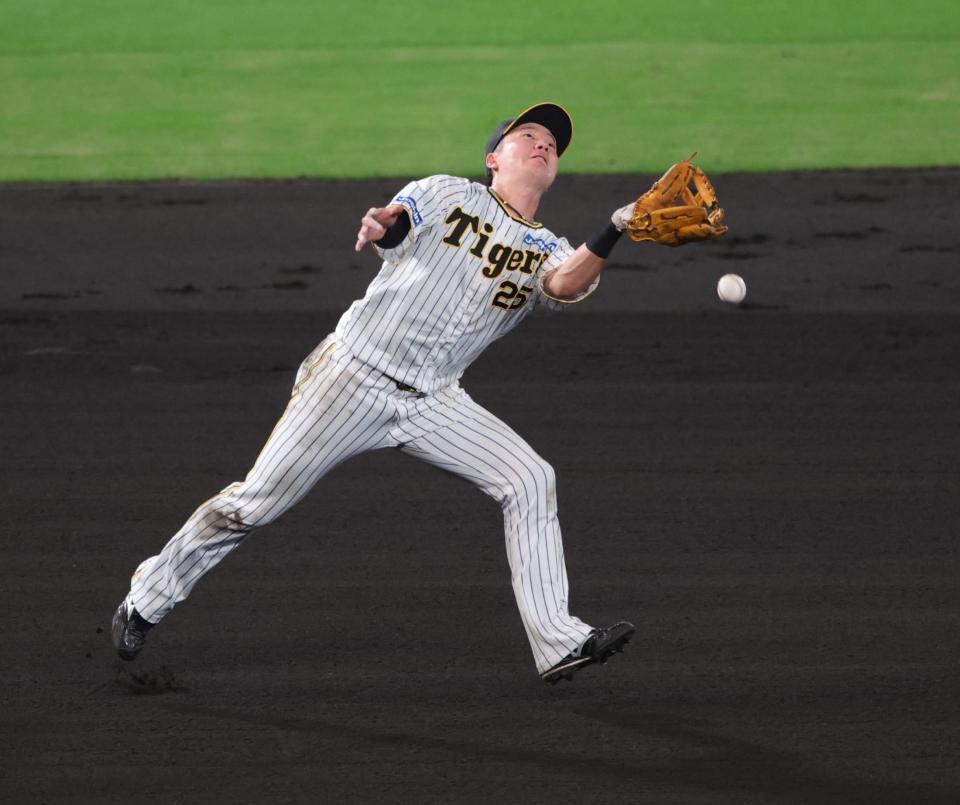 　８回、渡辺諒は茶野の飛球を落球する（撮影・坂部計介）