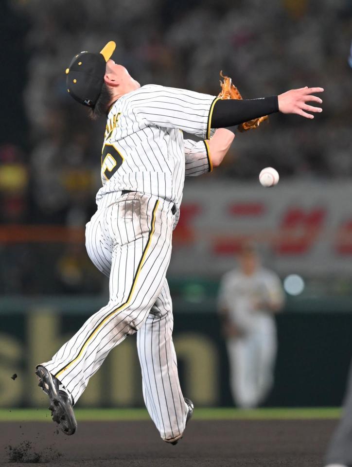 　８回、渡辺諒は茶野の飛球を落球する（撮影・高部洋祐）