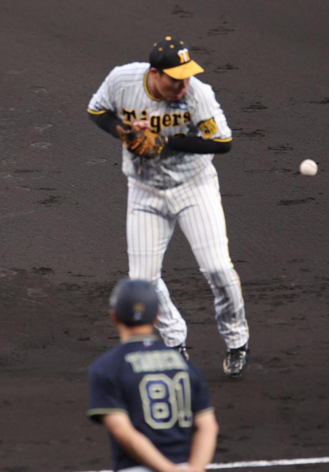 　４回、宗の打球を後逸する大山（撮影・坂部計介）