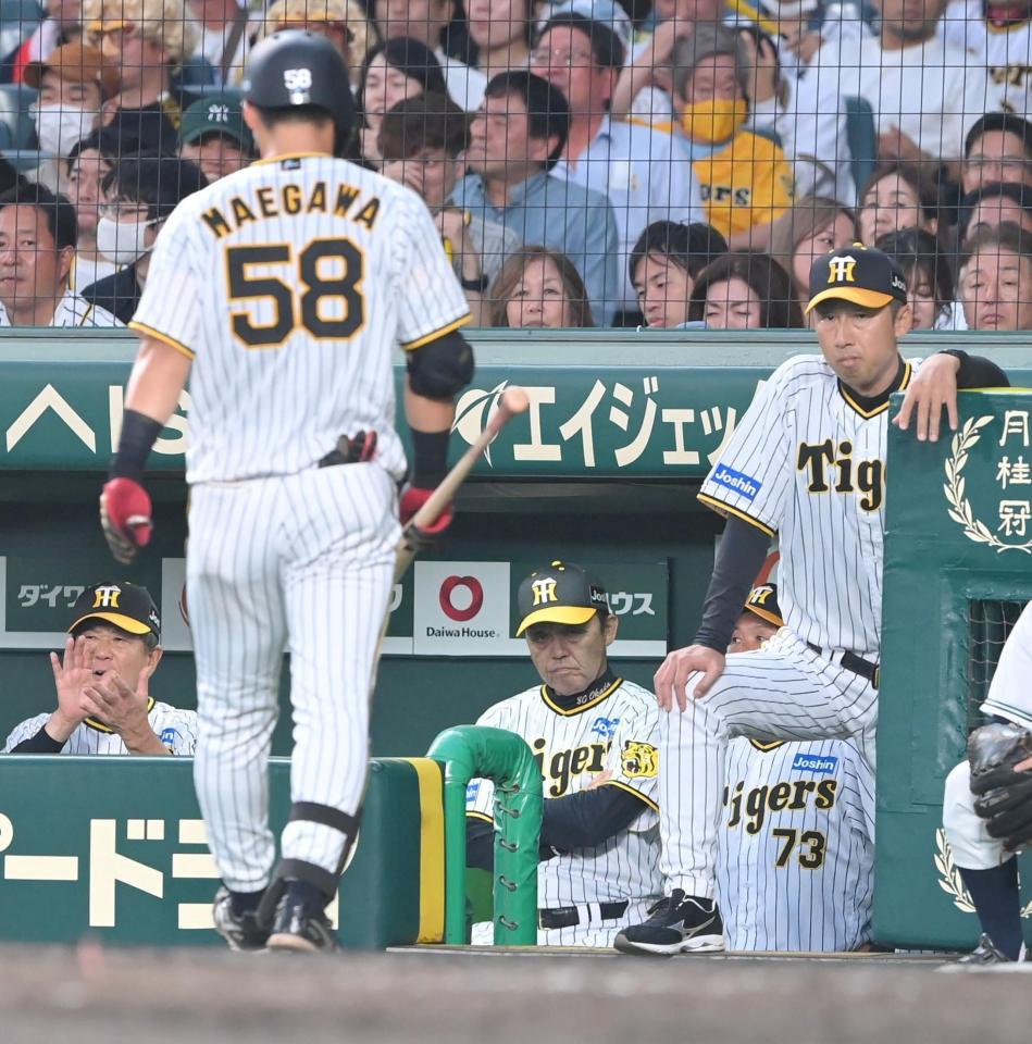 　５回、前川（58）が三振に倒れ、ベンチで厳しい表情を見せる岡田監督（中央）＝撮影・高部洋祐