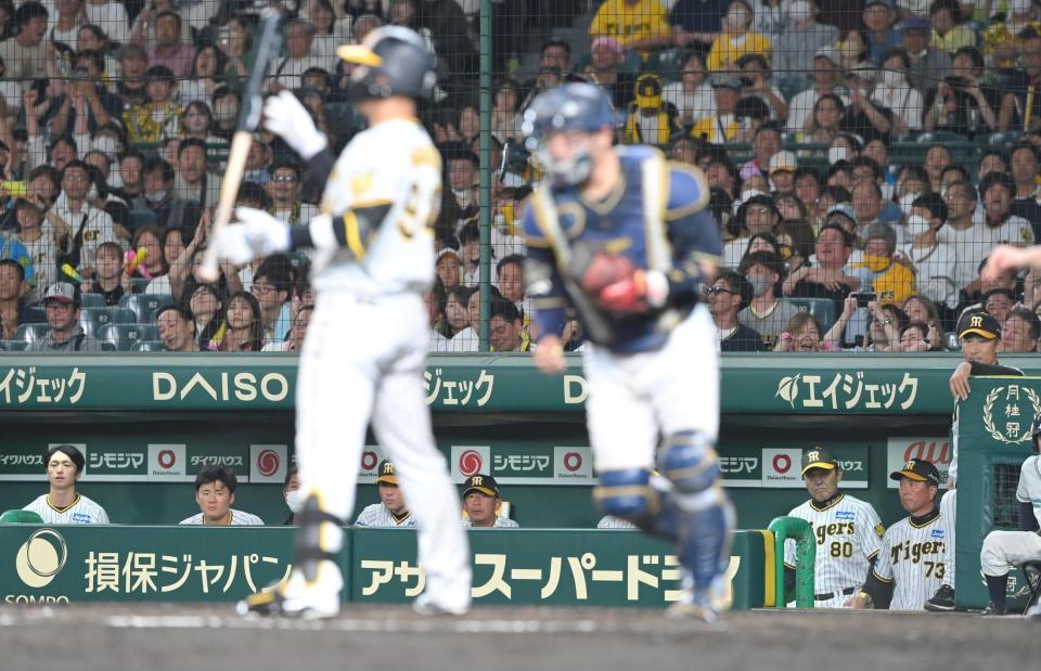 　原口（手前左）が三振に倒れゲームセット。ベンチで沈黙する岡田監督ら阪神ナイン（撮影・高部洋祐）