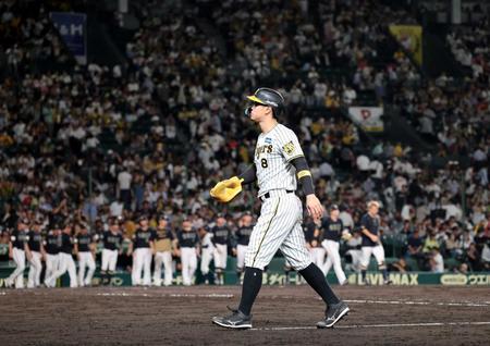 　オリックスに２安打完封で敗れ、ベンチに戻る佐藤輝（撮影・山口登）