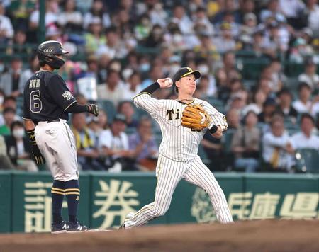 　４回、二塁に悪送球する渡辺諒