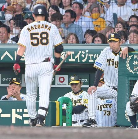 　５回、前川（58）が三振に倒れ、ベンチで厳しい表情を見せる岡田監督（中央）＝撮影・高部洋祐