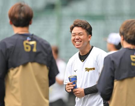 　中川圭（６７）と話す村上（中央）＝撮影・中田匡峻