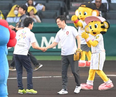 　ファーストピッチセレモニーを終え、兵庫県・齋藤元彦知事（左）と握手を交わす大阪府・吉村洋文知事（撮影・高部洋祐）