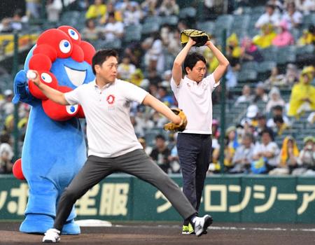 　ファーストピッチセレモニーを行う吉村洋文大阪府知事（手前）と斎藤元彦兵庫県知事（撮影・中田匡峻）