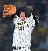 　７回、ゴンザレスにソロを浴び悔しがる村上（撮影・高部洋祐）