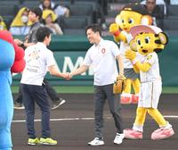 　ファーストピッチセレモニーを終え、兵庫県・齋藤元彦知事（左）と握手を交わす大阪府・吉村洋文知事（撮影・高部洋祐）