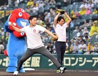 　ファーストピッチセレモニーを行う吉村洋文大阪府知事（手前）と斎藤元彦兵庫県知事（撮影・中田匡峻）