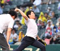 　ファーストピッチセレモニーを行う吉村洋文大阪府知事（手前）と斎藤元彦兵庫県知事（撮影・中田匡峻）