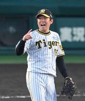 　３回、杉本を三振に仕留め、野手に合図を送る西勇（撮影・高部洋祐）