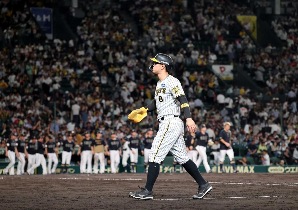 　オリックスに２安打完封で敗れ、ベンチに戻る佐藤輝（撮影・山口登）