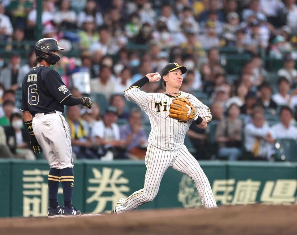 　４回、二塁に悪送球する渡辺諒