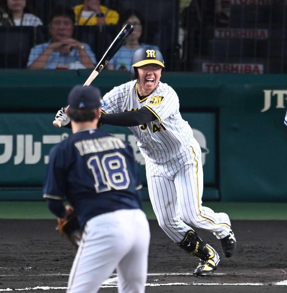 　６回、山本との“対決”に負け悔しがる村上（撮影・飯室逸平）