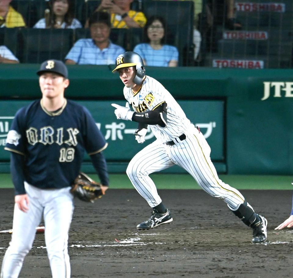 　５回、山本からチーム初安打を放つ坂本