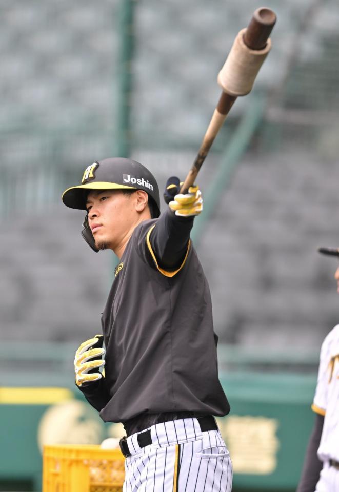 　打撃練習に臨む佐藤輝（撮影・中田匡峻）