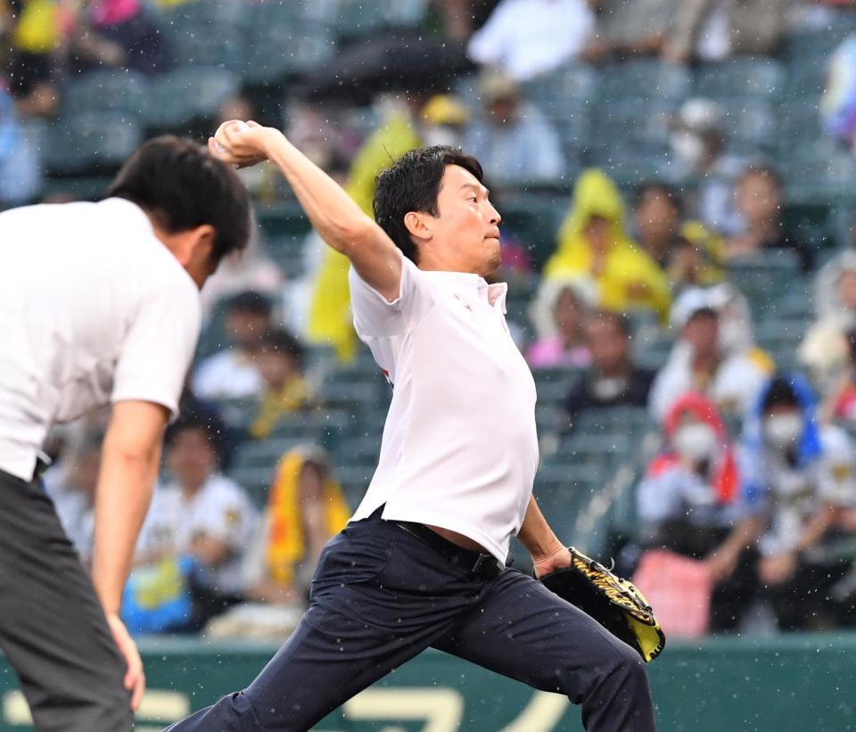 　ファーストピッチセレモニーを行う吉村洋文大阪府知事（手前）と斎藤元彦兵庫県知事（撮影・中田匡峻）