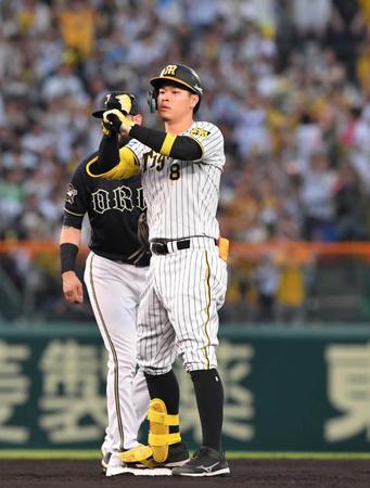 　１回、２点適時二塁打を放った佐藤輝はベンチに向かってポーズ