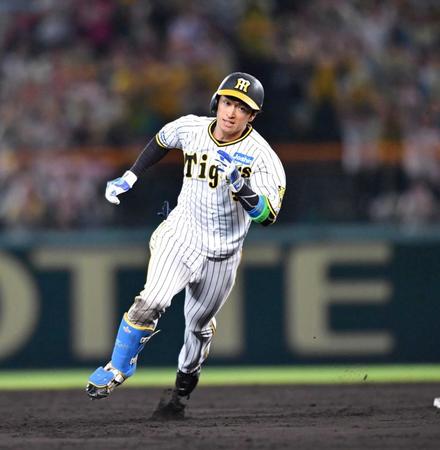 　４回、適時三塁打を放った近本