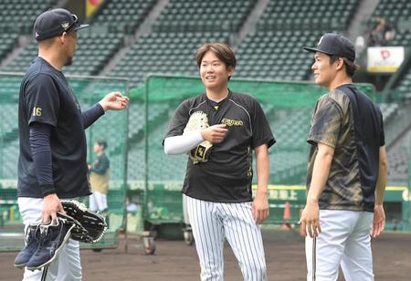 　試合前、平野佳（左）、山本（右）と談笑する西勇（撮影・高部洋祐）