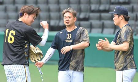 　試合前、西勇（左）、山本（右）と談笑する森（撮影・高部洋祐）