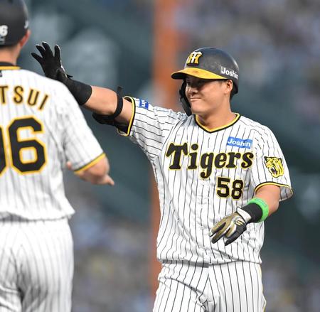 　４回、同点となる適時打を放ち、笑顔を見せる前川（撮影・北村雅宏）