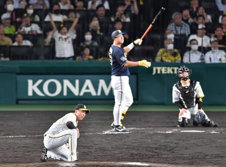 　９回、杉本（中央）に勝ち越しソロを浴び膝をつく湯浅（撮影・中田匡峻）