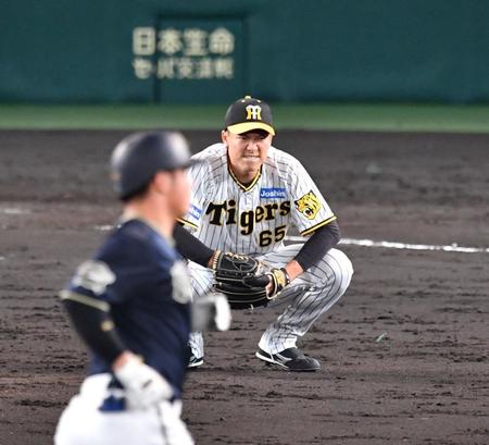 　９回、頓宮（手前）に同点ソロを浴びた湯浅（撮影・中田匡峻）